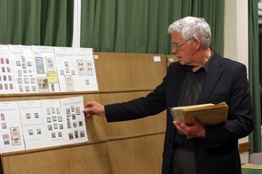 Alwyn Lowe and his display relating to engraver Czesław Słania.